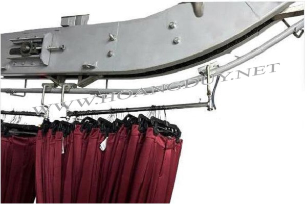 Băng tải treo vận chuyển quần áo